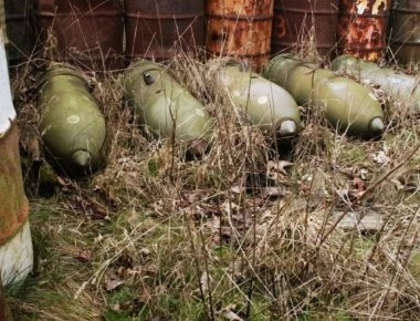 Εγκαταλελειμμένα μαχητικά ελικόπτερα και βόμβες σε στρατιωτικές βάσεις (βίντεο)